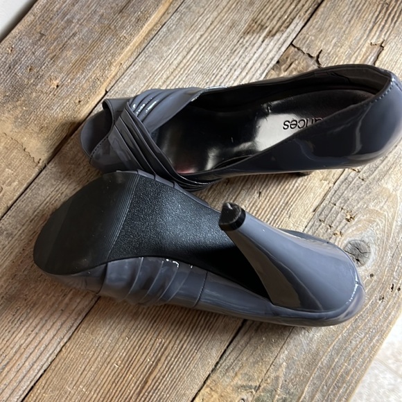 Maurices gray diagonal line peep toe high heels. Size 7.5. EUC. - Picture 5 of 5